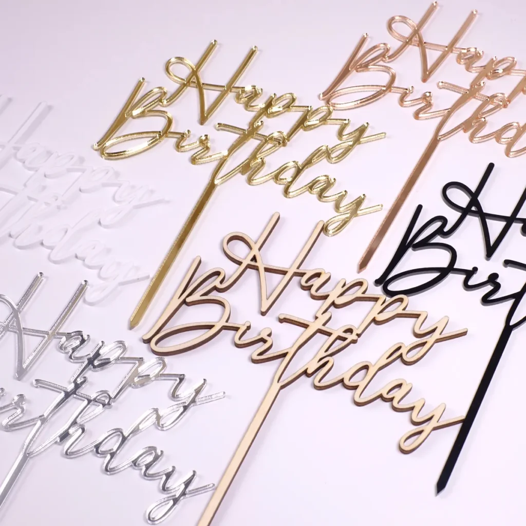 Sechs Cake Topper aus unterschiedlichen Materialien und in unterschiedlichen Farben.